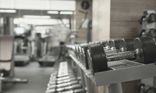 Klantrelaties in de fitnessclub Instructeur bouwt klantrelaties op in de fitnessclub