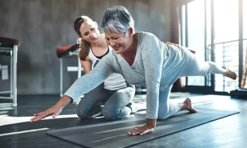 Beste yoga opleiding volgen Vrouw volgt een yoga opleiding